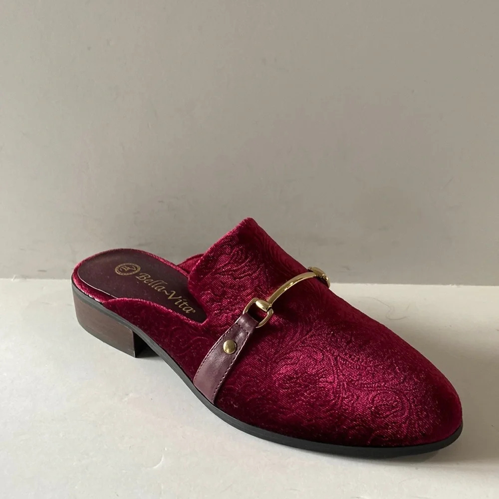 Bella Vita NWOB Burgundy Velvet Mules Size 8N